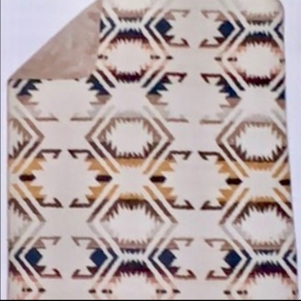 Pendleton Throw Blanket - Picture 2 of 6
